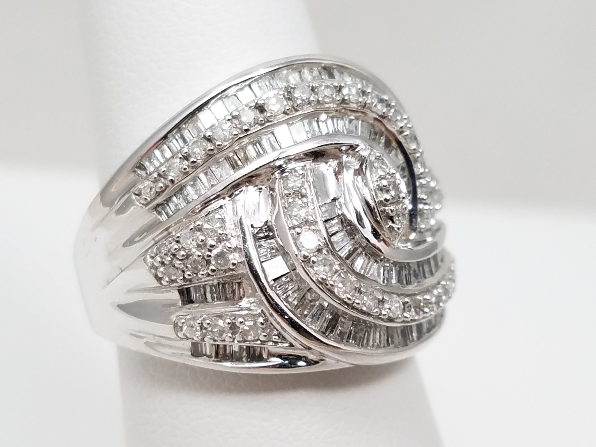 Flamboyant 10k White Gold Natural Diamond Ring