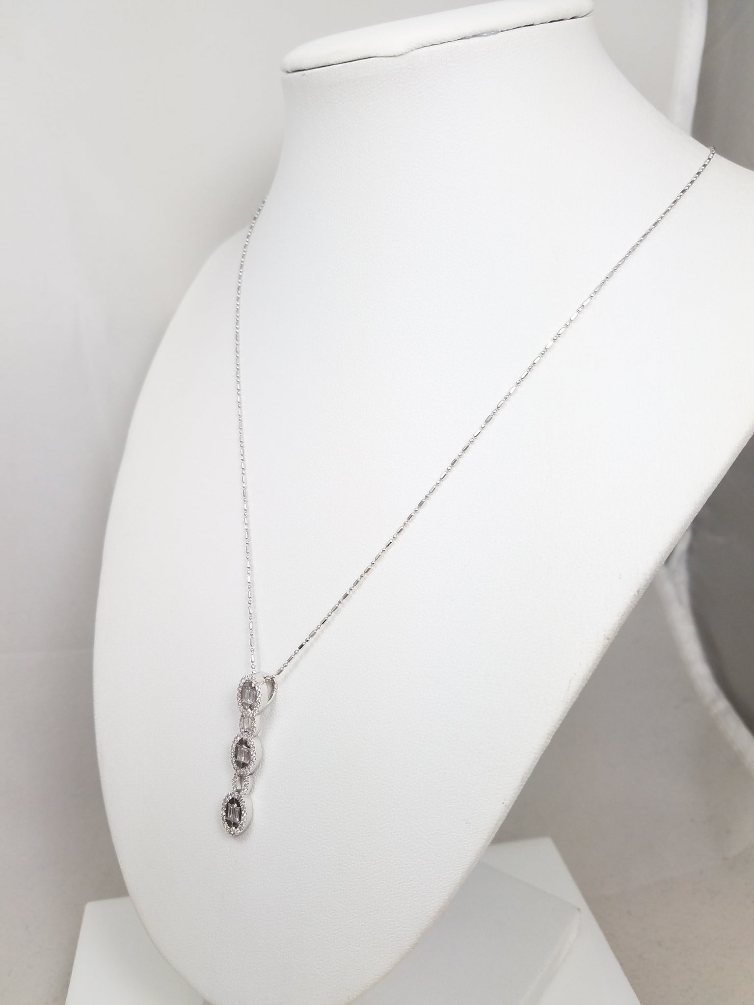 Luxurious 18" 18k White Gold Natural Diamond Dangle Pendant Necklace