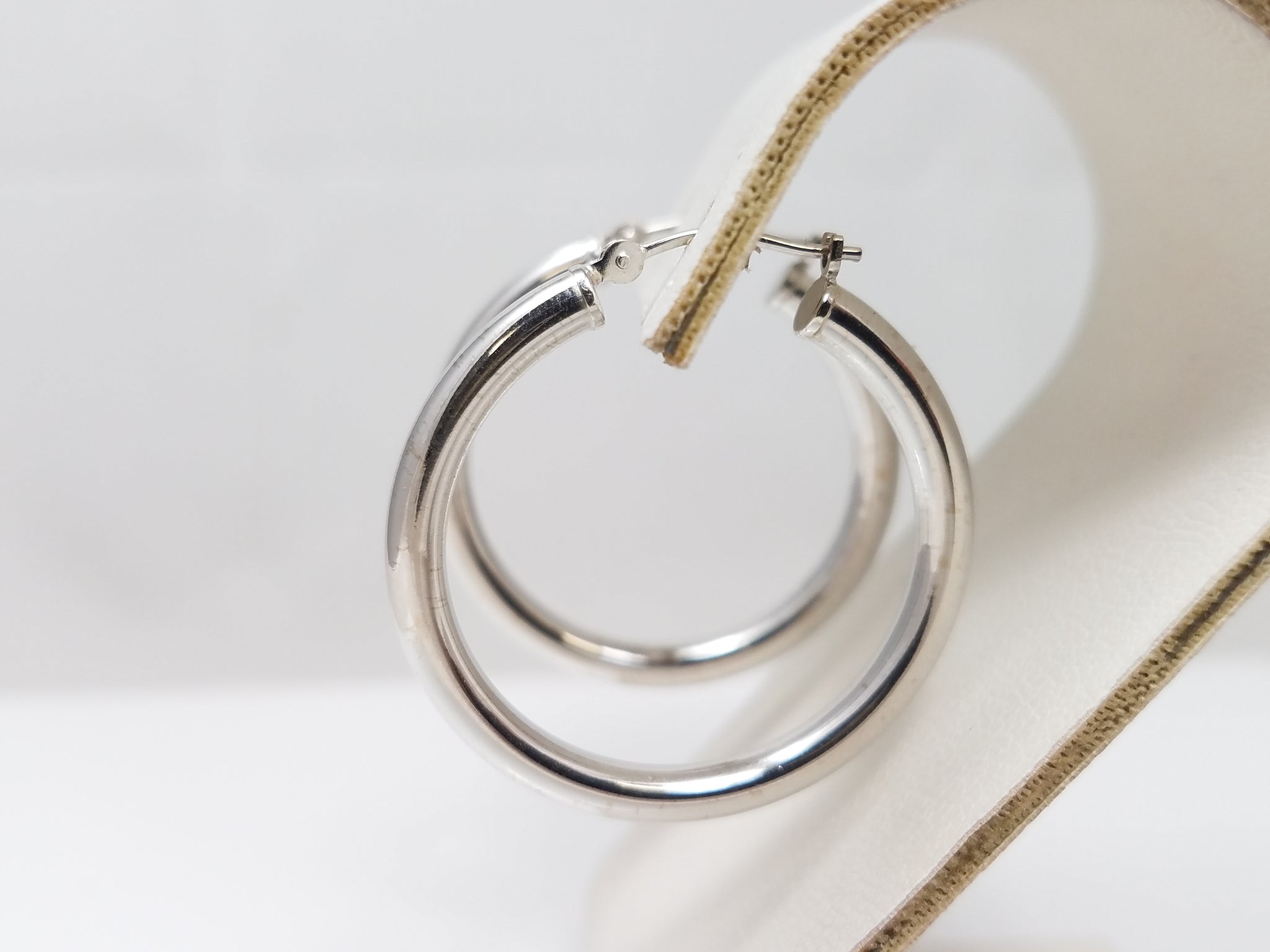 14k White Gold Hollow Hoop Earrings