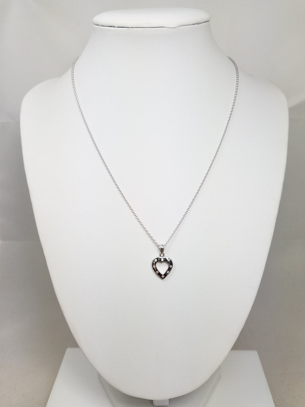 Cute 14k White Gold Diamond Heart Pendant Necklace