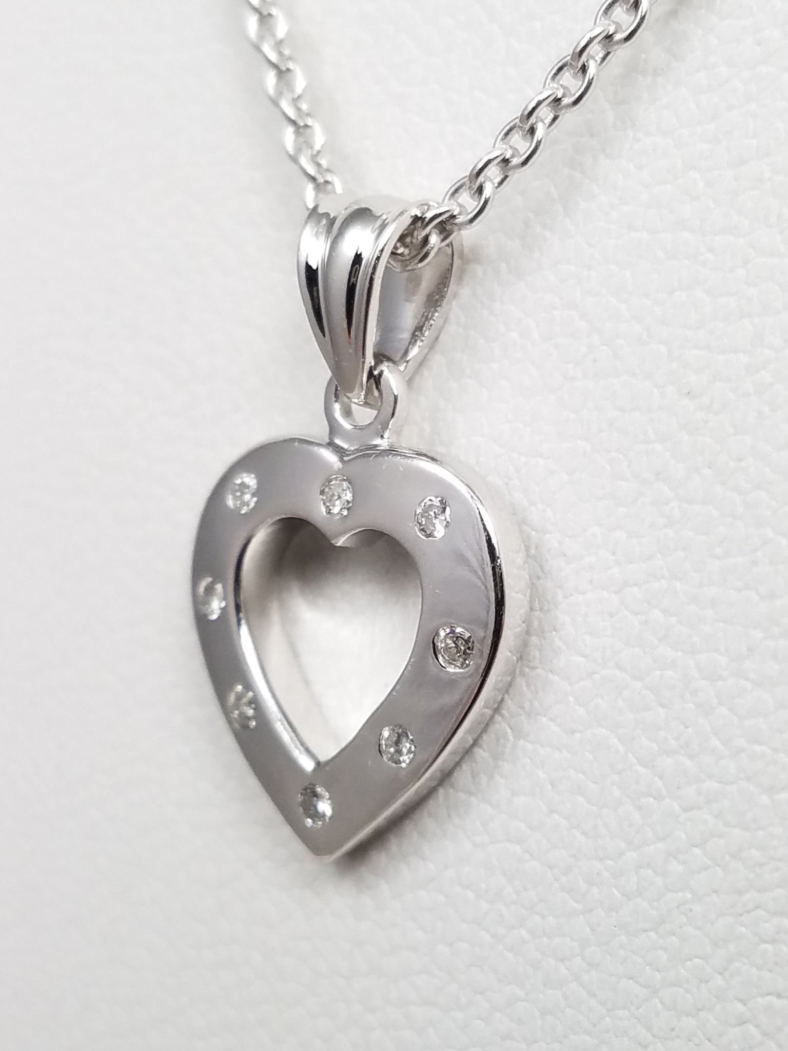 Cute 14k White Gold Diamond Heart Pendant Necklace