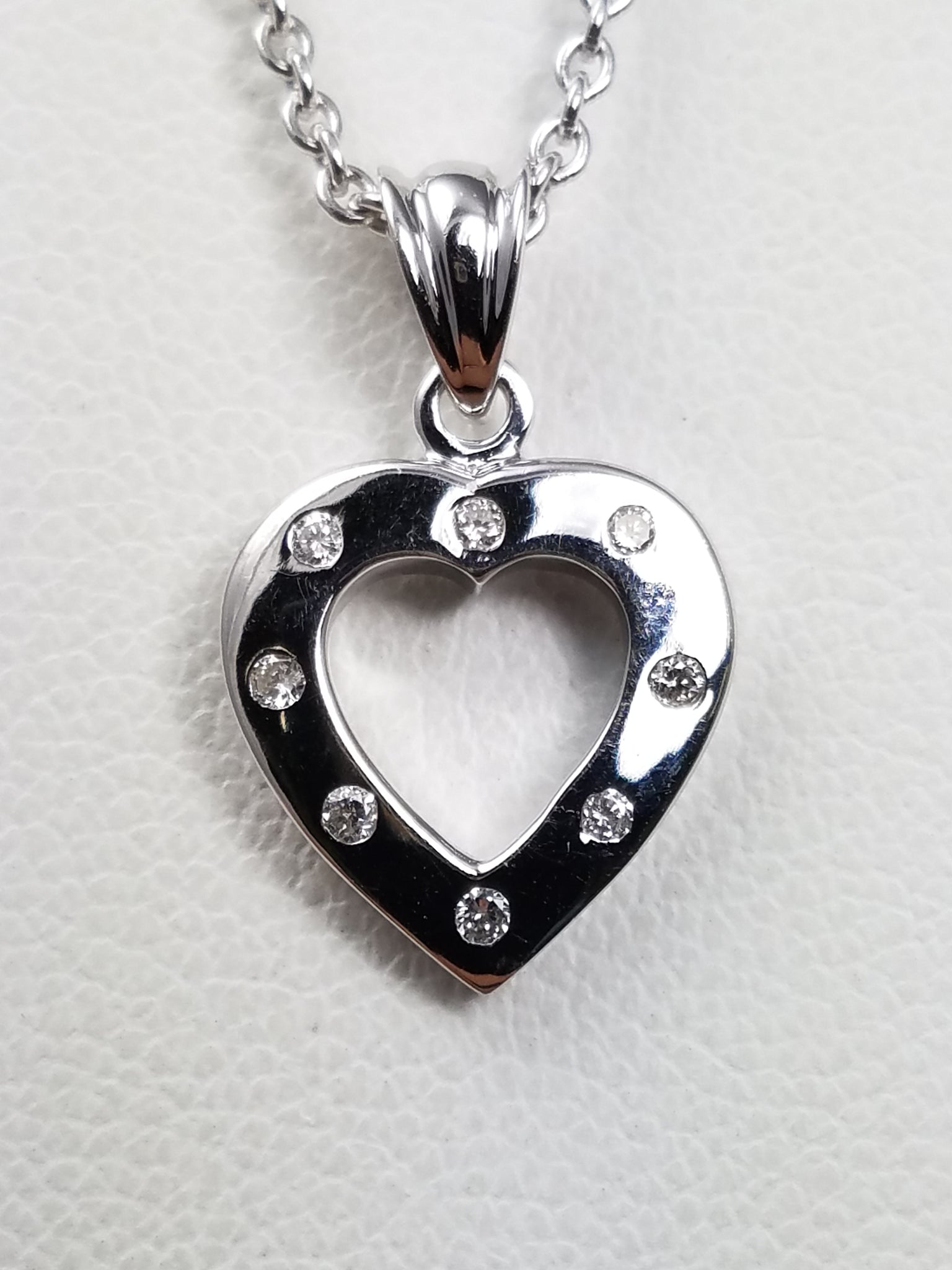 Cute 14k White Gold Diamond Heart Pendant Necklace