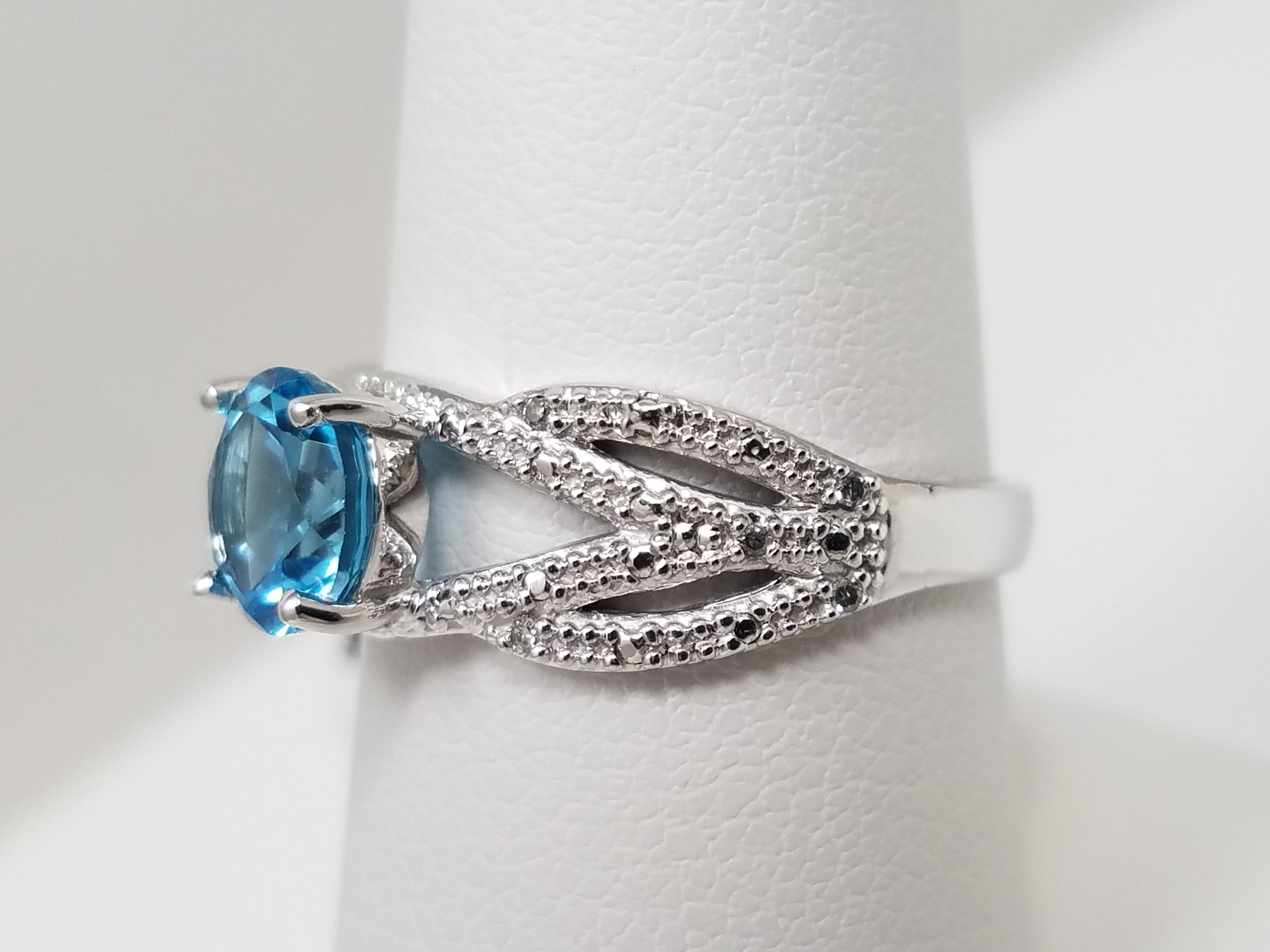 New! Dazzling 10k White Gold Natural Blue Topaz Diamond Ring