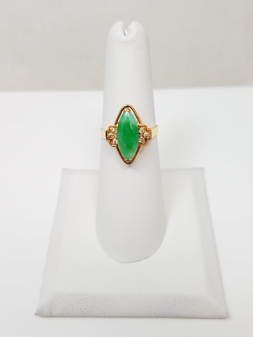 Vintage 18k Yellow Gold Natural Jade Ring