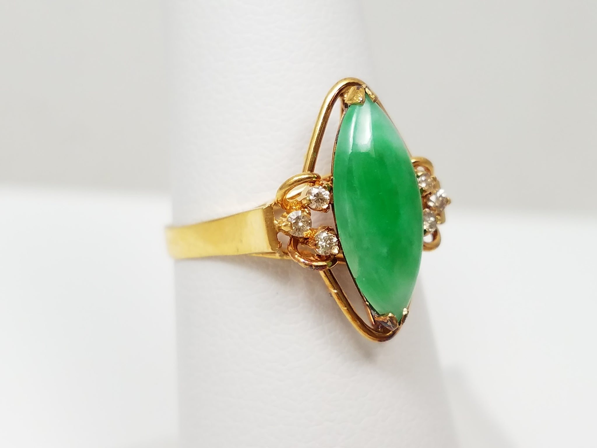 Vintage 18k Yellow Gold Natural Jade Ring