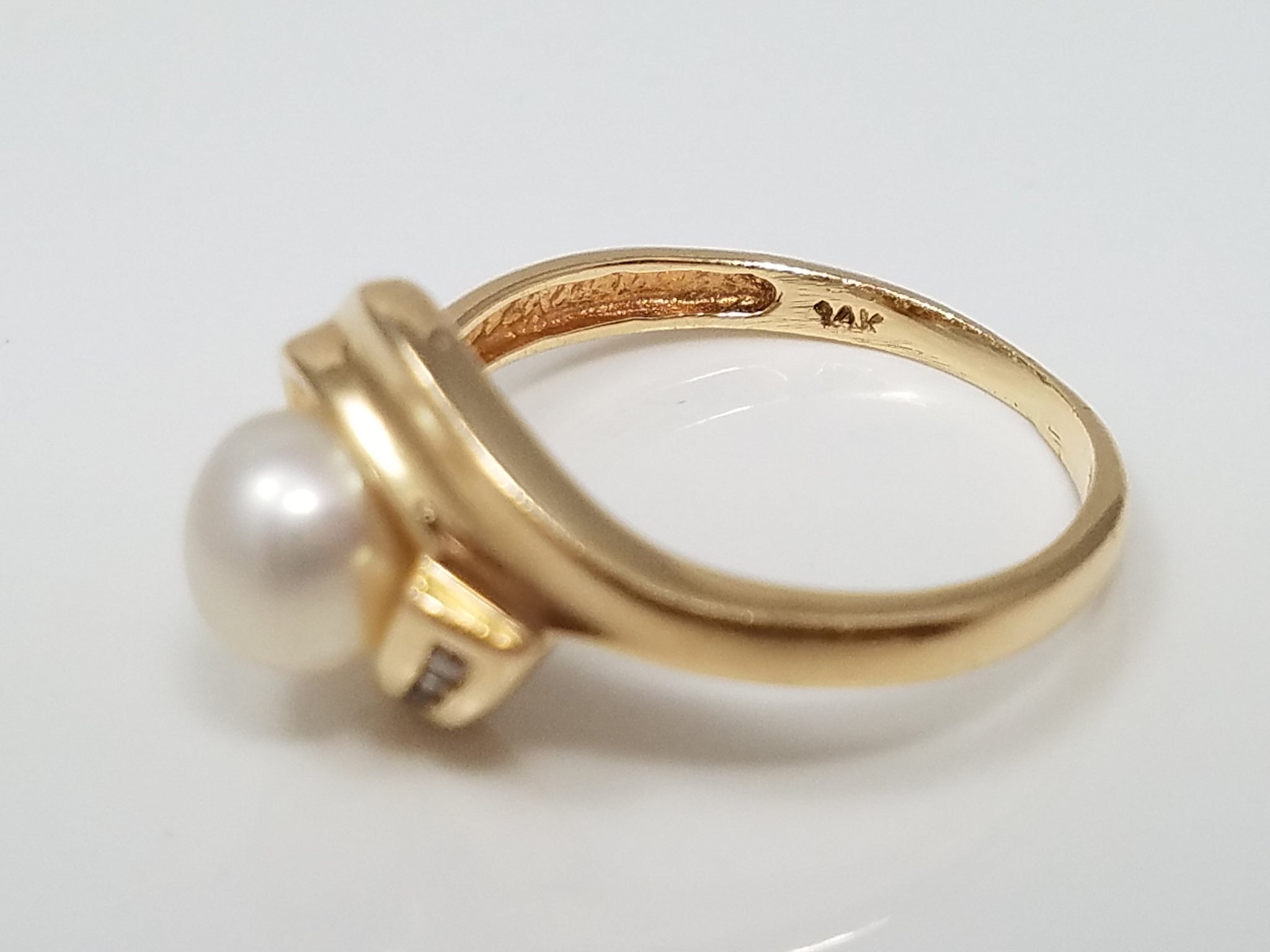 Soothing 14k Yellow Gold Cultured Pearl Natural Diamond Ring