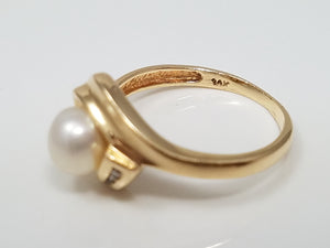 Soothing 14k Yellow Gold Cultured Pearl Natural Diamond Ring