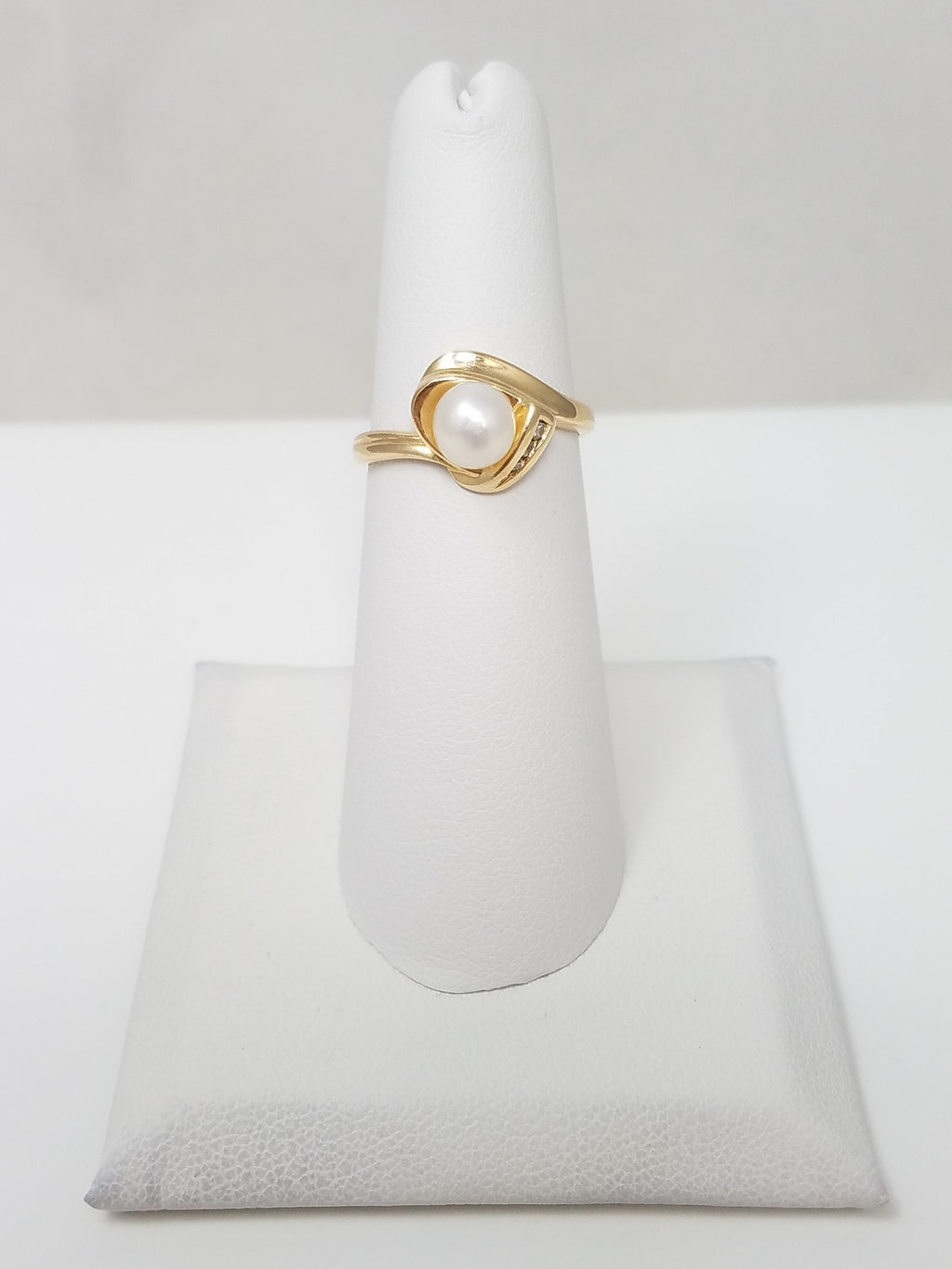 Soothing 14k Yellow Gold Cultured Pearl Natural Diamond Ring