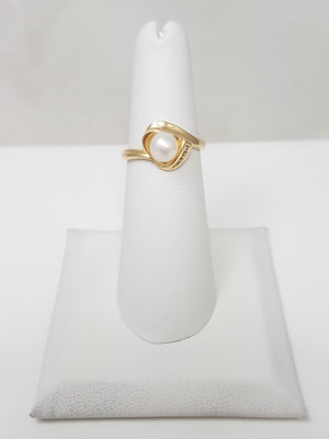 Soothing 14k Yellow Gold Cultured Pearl Natural Diamond Ring
