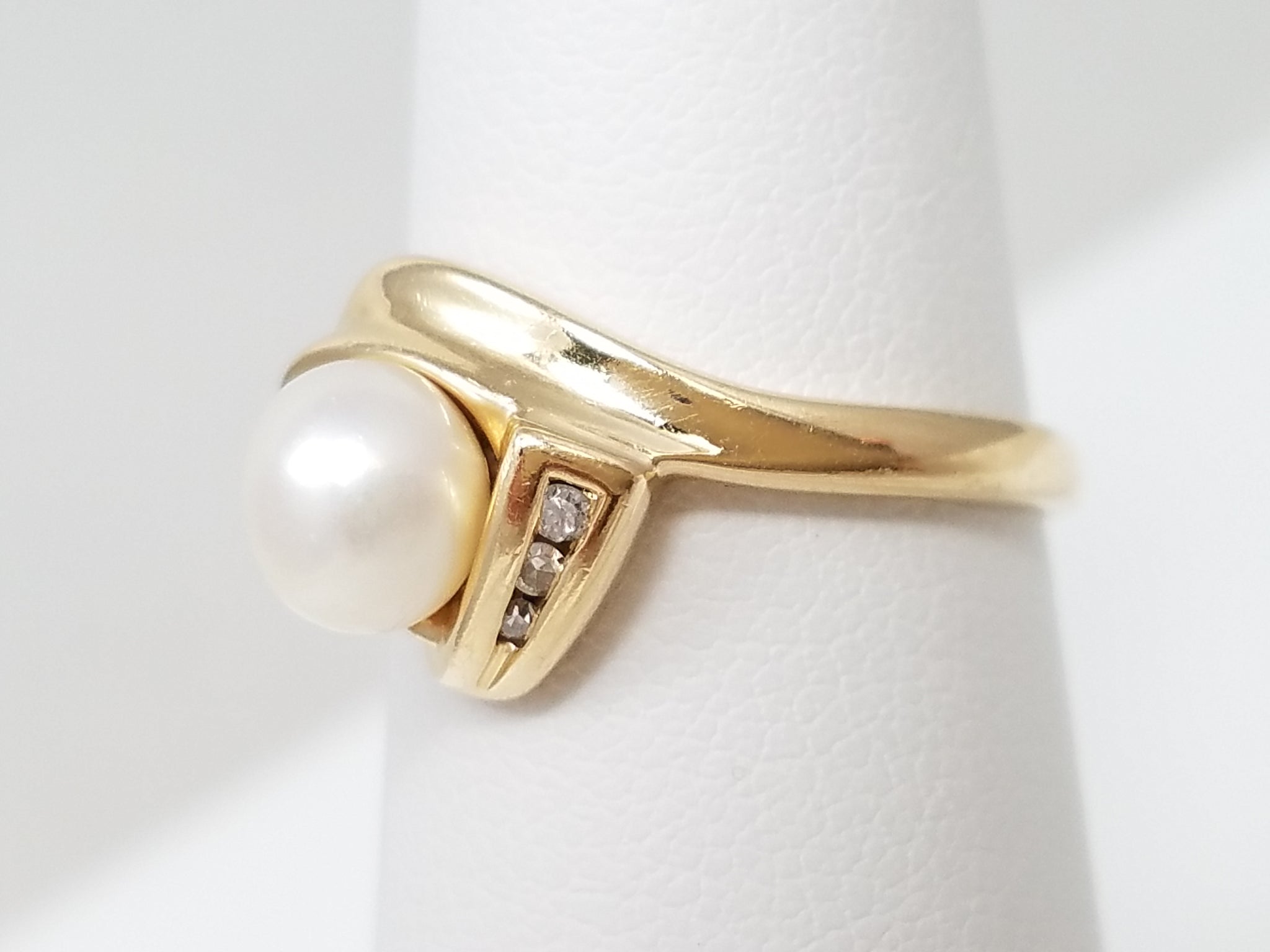 Soothing 14k Yellow Gold Cultured Pearl Natural Diamond Ring