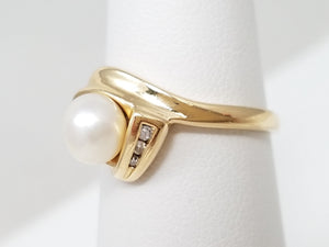 Soothing 14k Yellow Gold Cultured Pearl Natural Diamond Ring