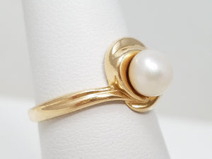 Soothing 14k Yellow Gold Cultured Pearl Natural Diamond Ring