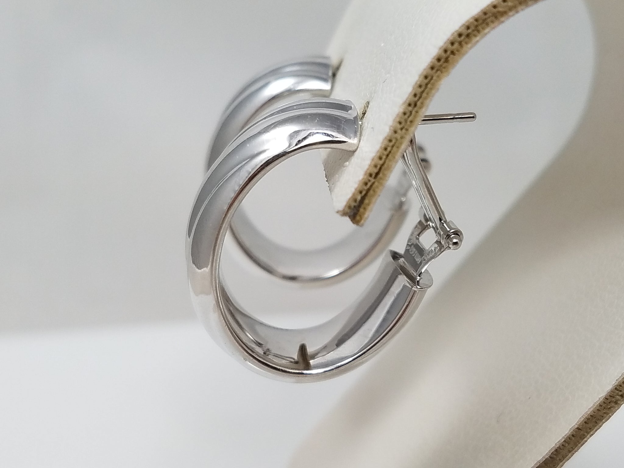 Cool 18k White Gold Spiral Hoop Earrings