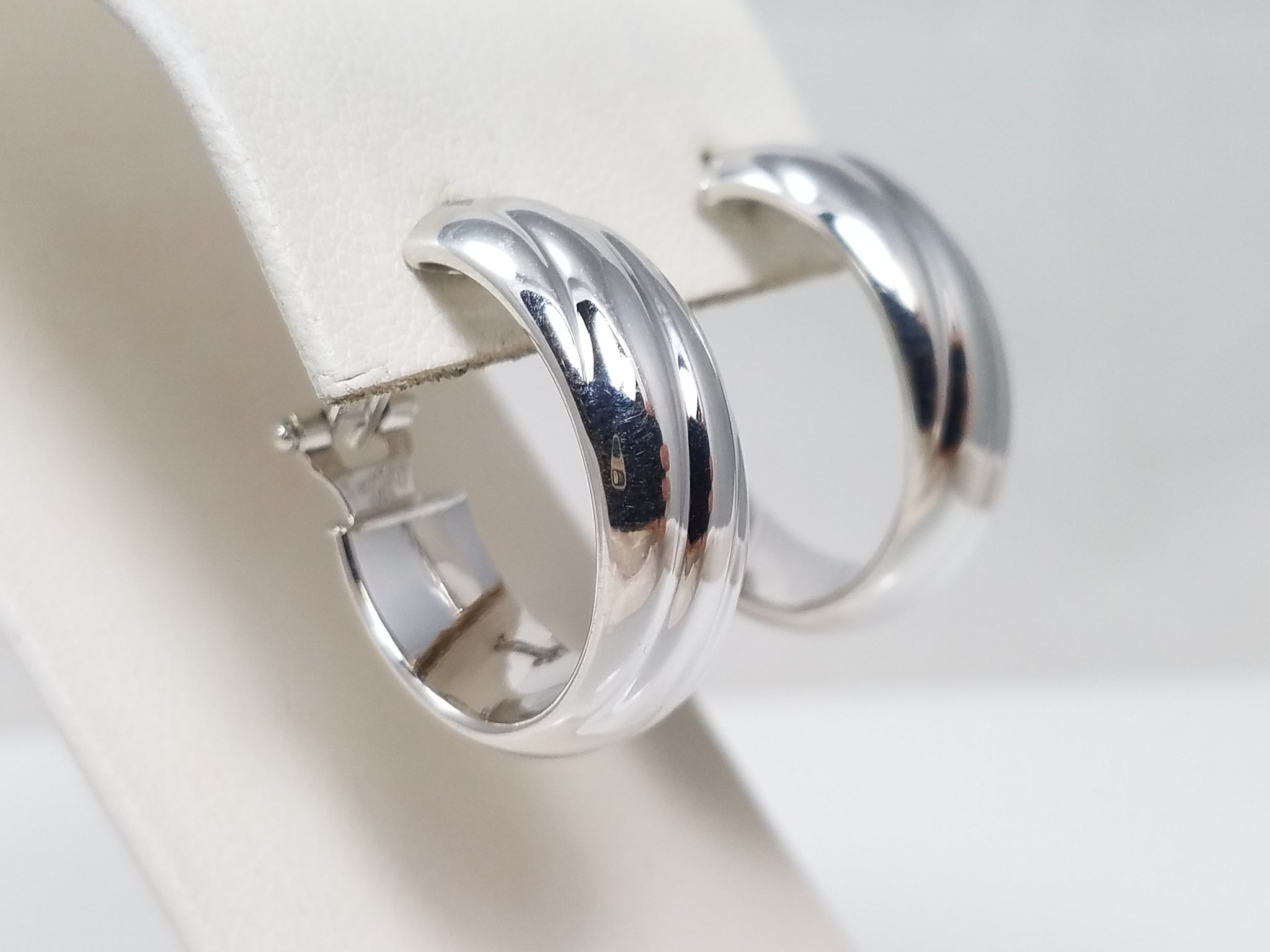 Cool 18k White Gold Spiral Hoop Earrings