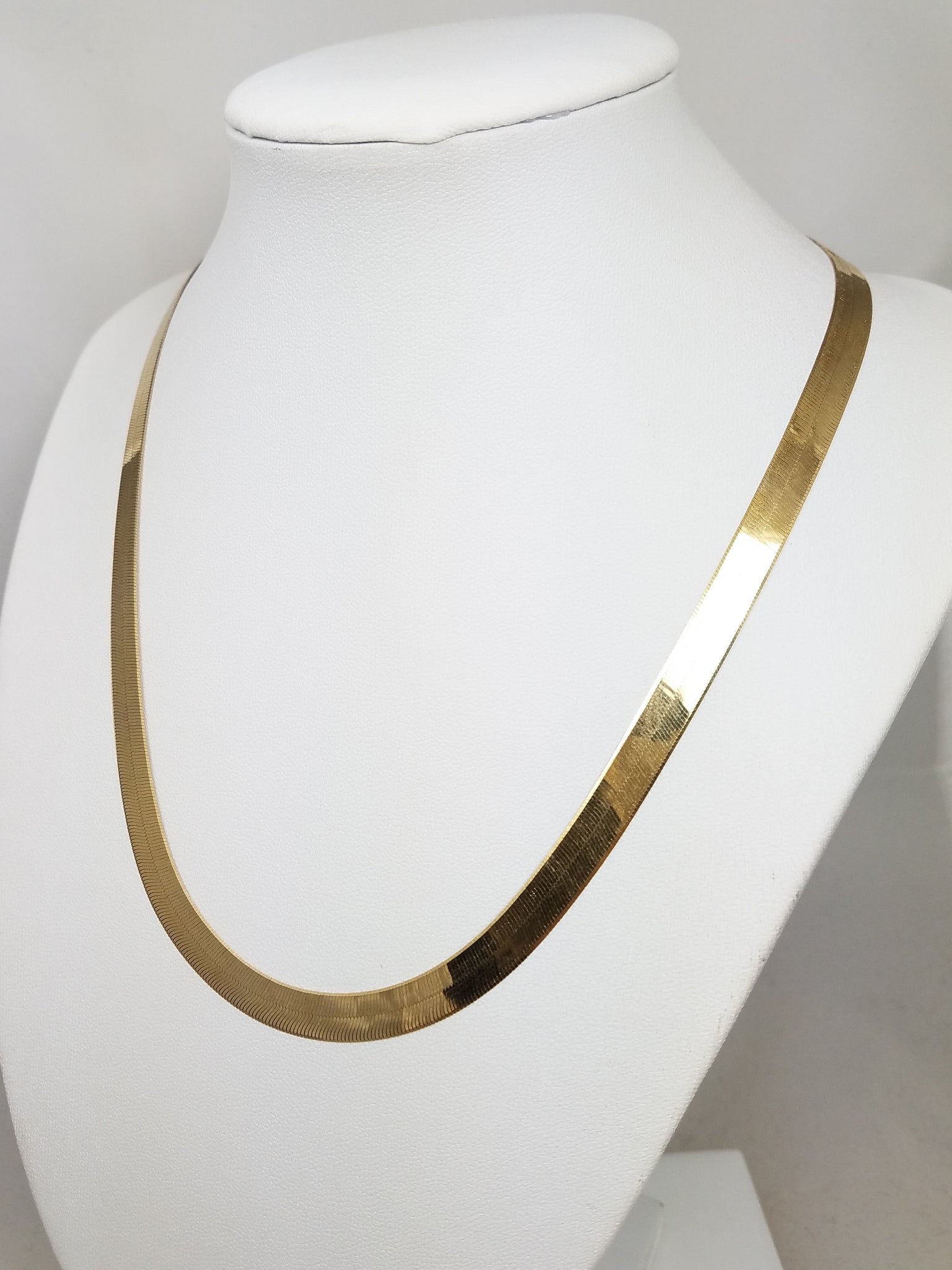 Sporty 18" 10k Yellow Gold Herringbone Link Chain Necklace