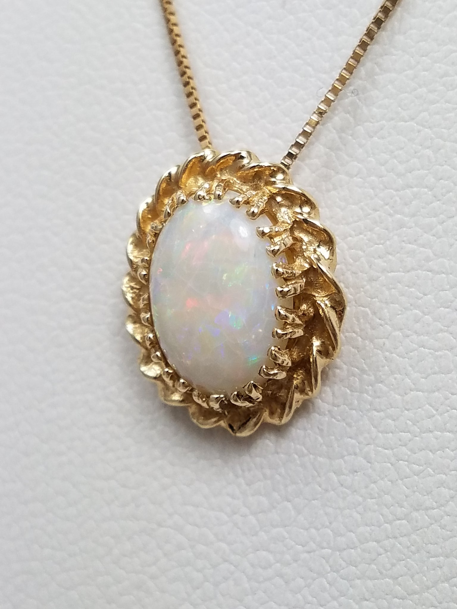 Elegant 18.5" 14k Yellow Gold Natural Australian Opal Pendant Necklace