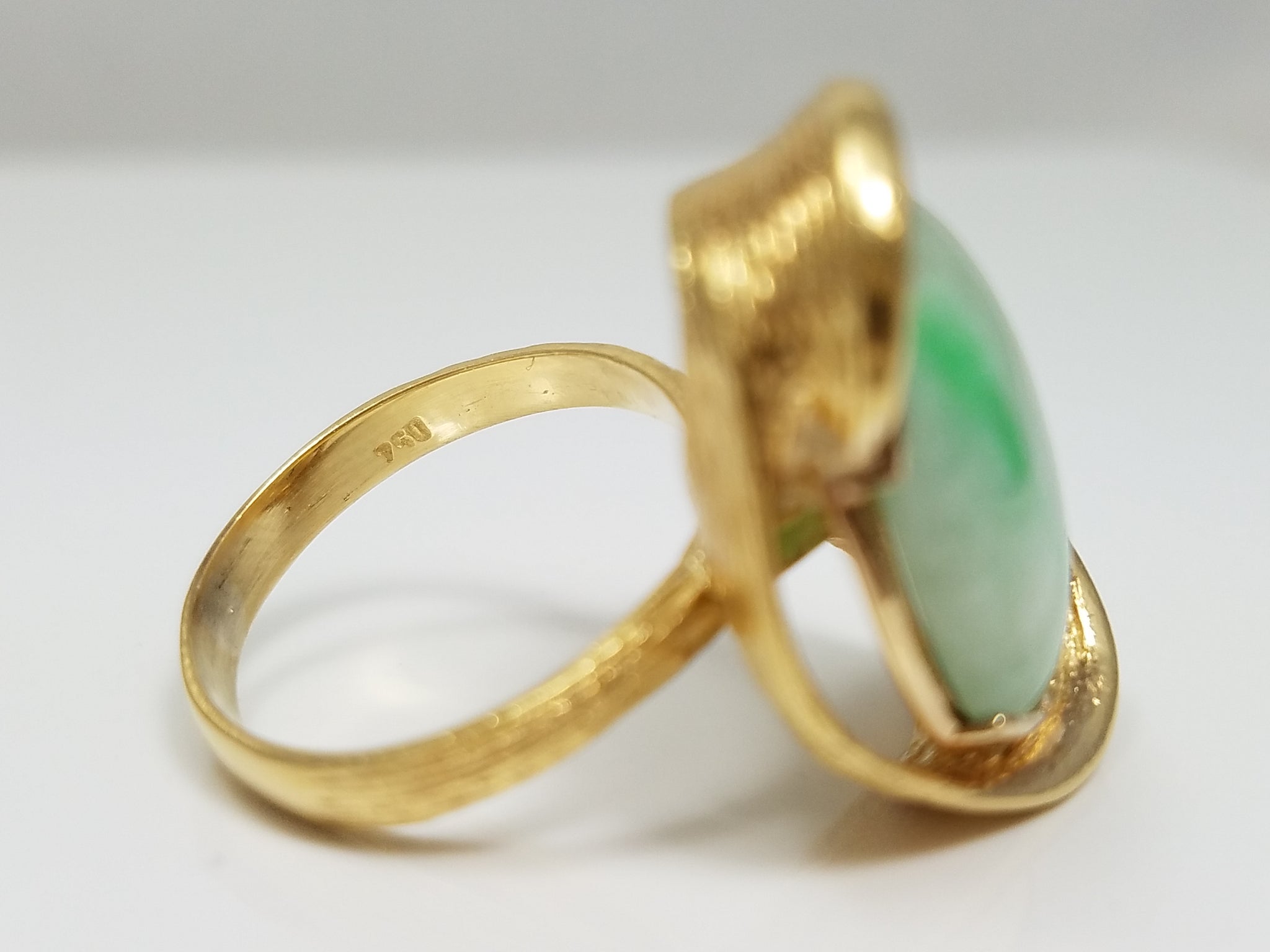 Vintage 18k Yellow Gold Natural Jade Ring
