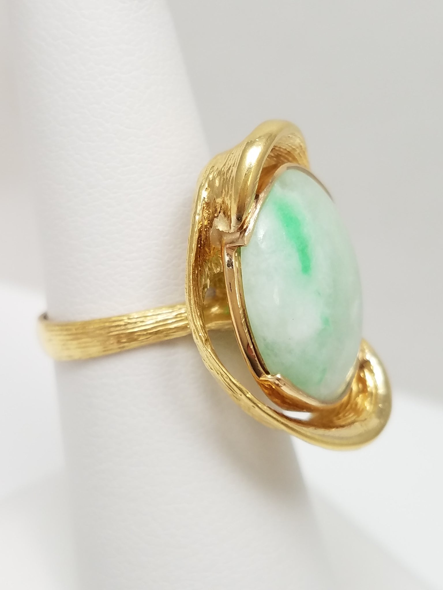 Vintage 18k Yellow Gold Natural Jade Ring