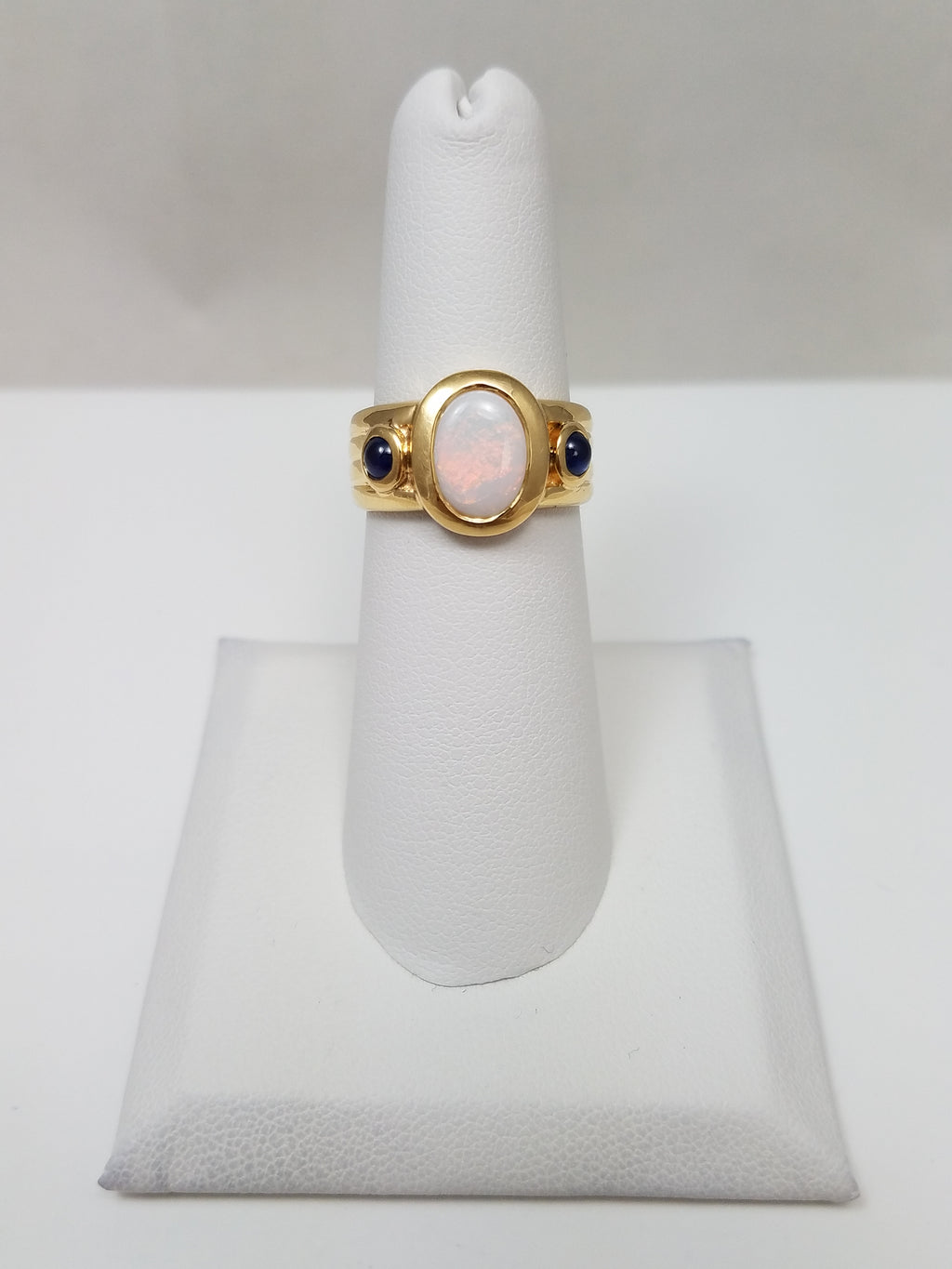 Attractive 18k Yellow Gold Natural Australian Opal Sapphire Ring