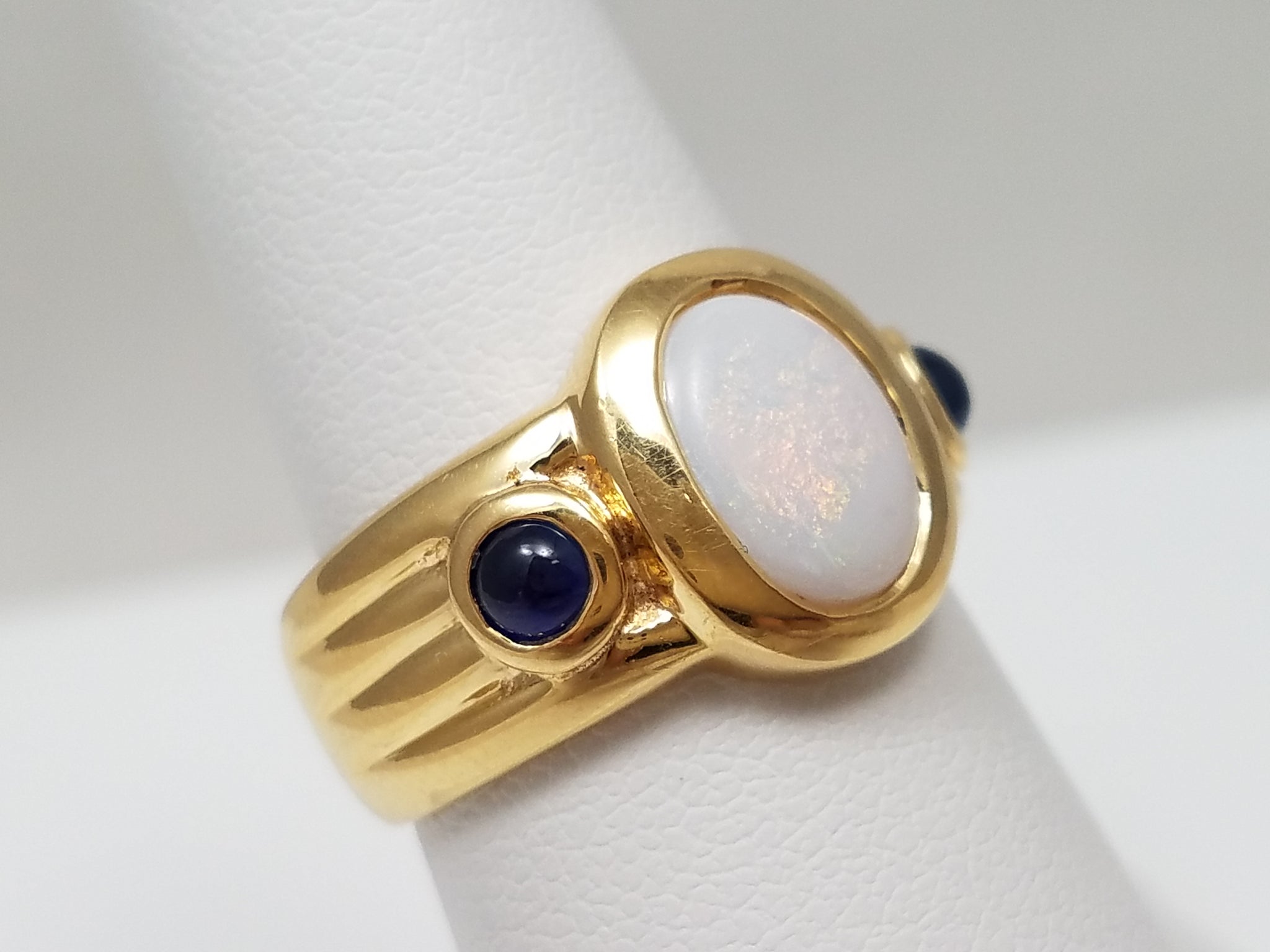 Attractive 18k Yellow Gold Natural Australian Opal Sapphire Ring