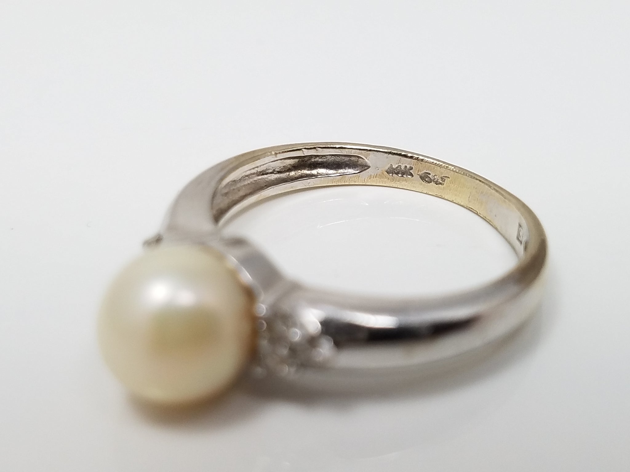 Graceful 14k White Gold Pearl Diamond Ring