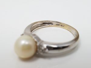 Graceful 14k White Gold Pearl Diamond Ring