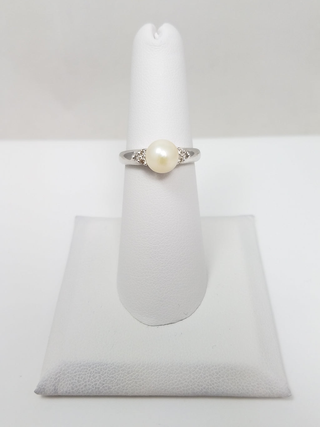 Graceful 14k White Gold Pearl Diamond Ring