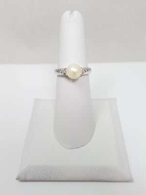 Graceful 14k White Gold Pearl Diamond Ring
