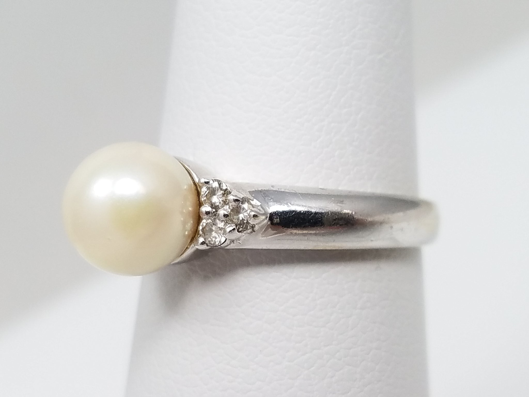 Graceful 14k White Gold Pearl Diamond Ring