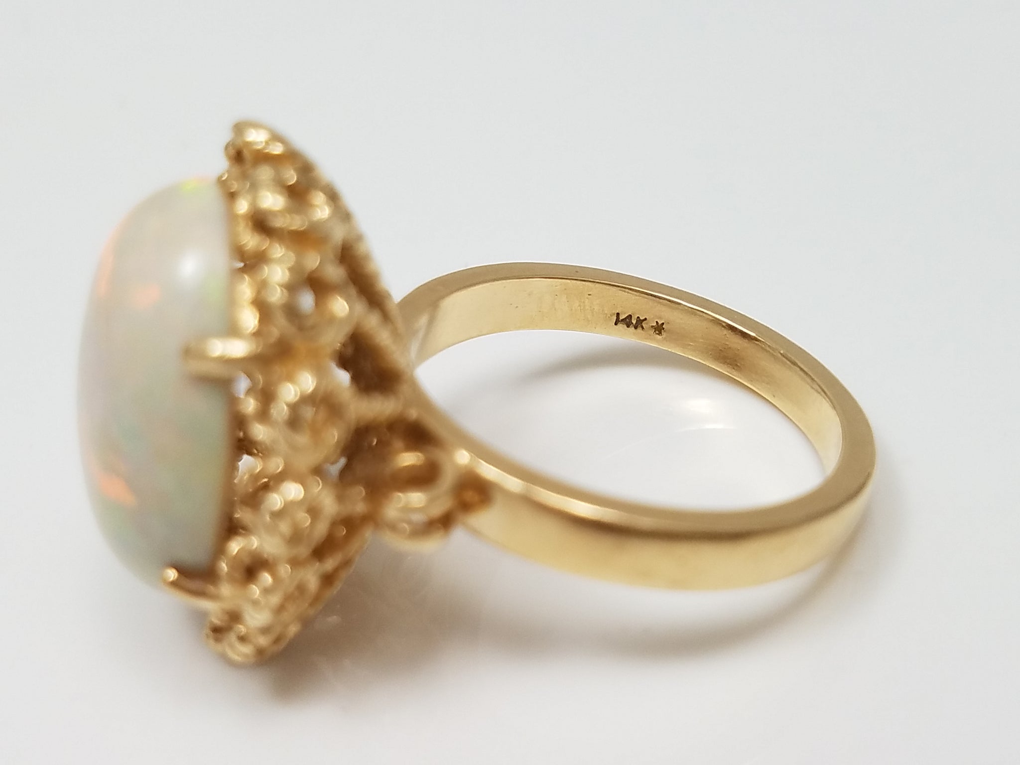 Elegant Vintage 14k Yellow Gold Natural Australian Opal Ring