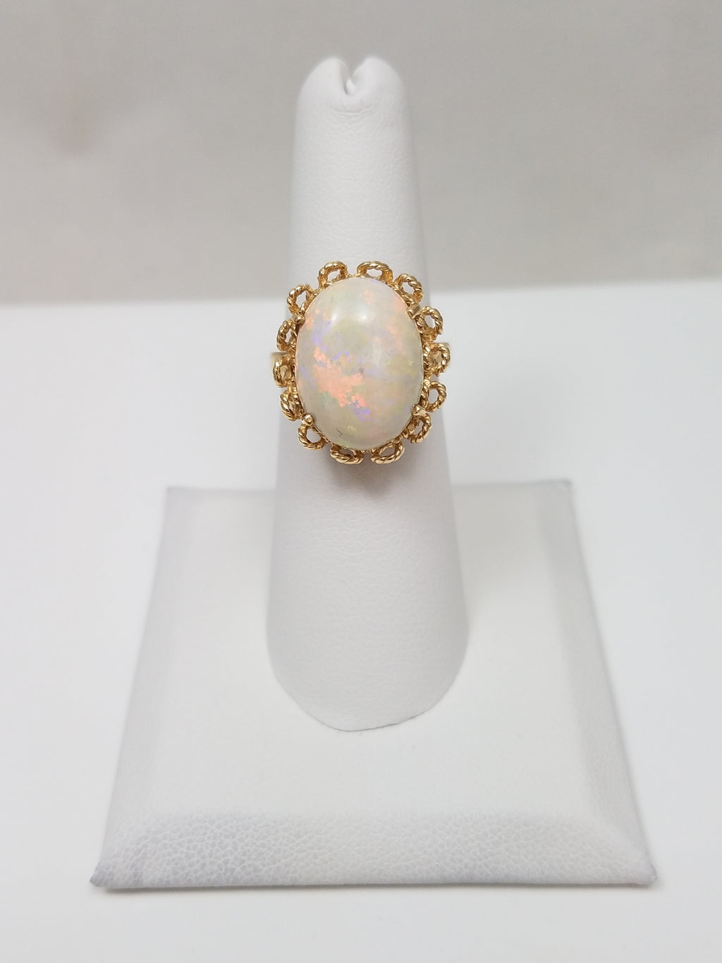 Elegant Vintage 14k Yellow Gold Natural Australian Opal Ring