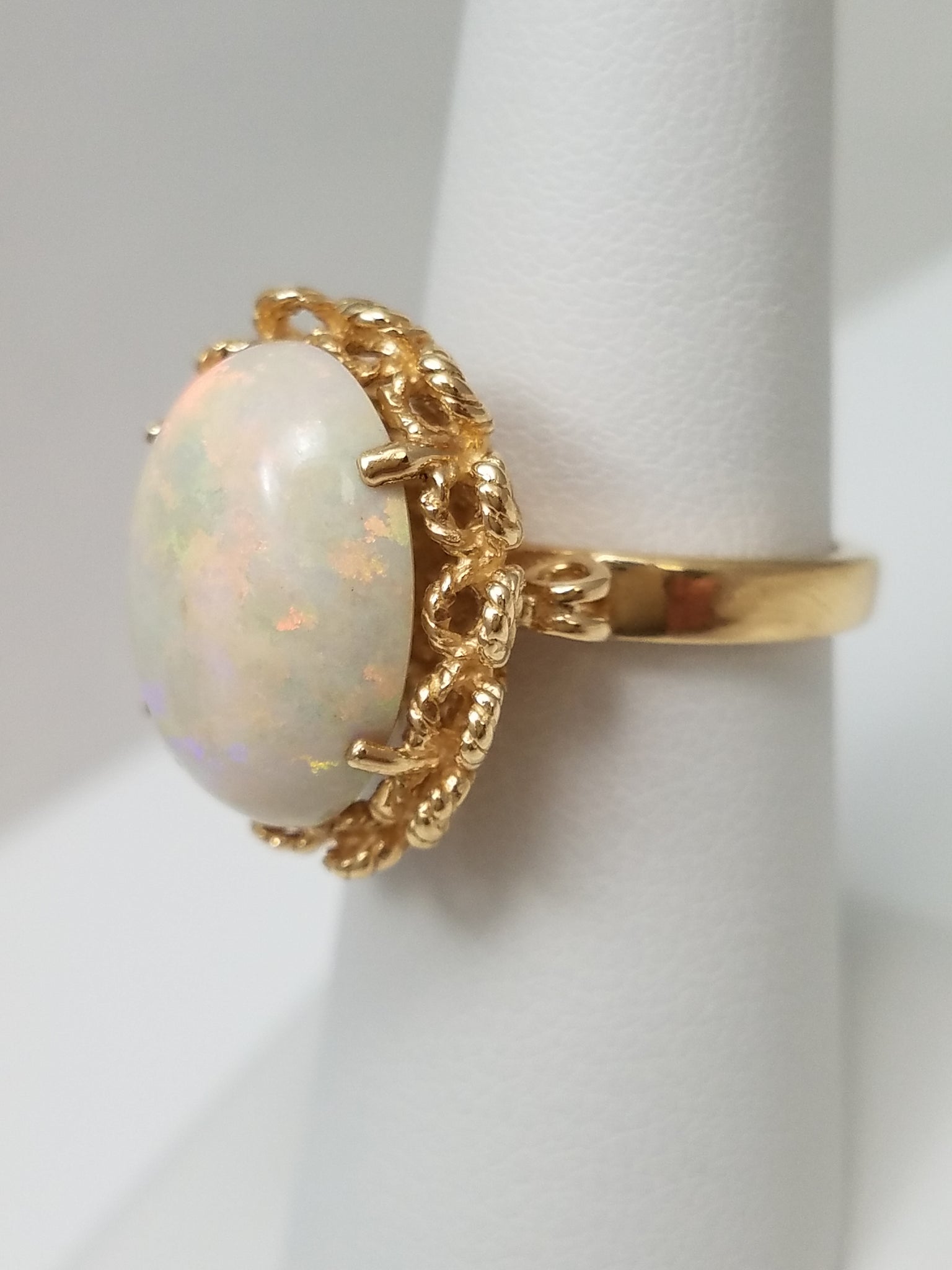 Elegant Vintage 14k Yellow Gold Natural Australian Opal Ring