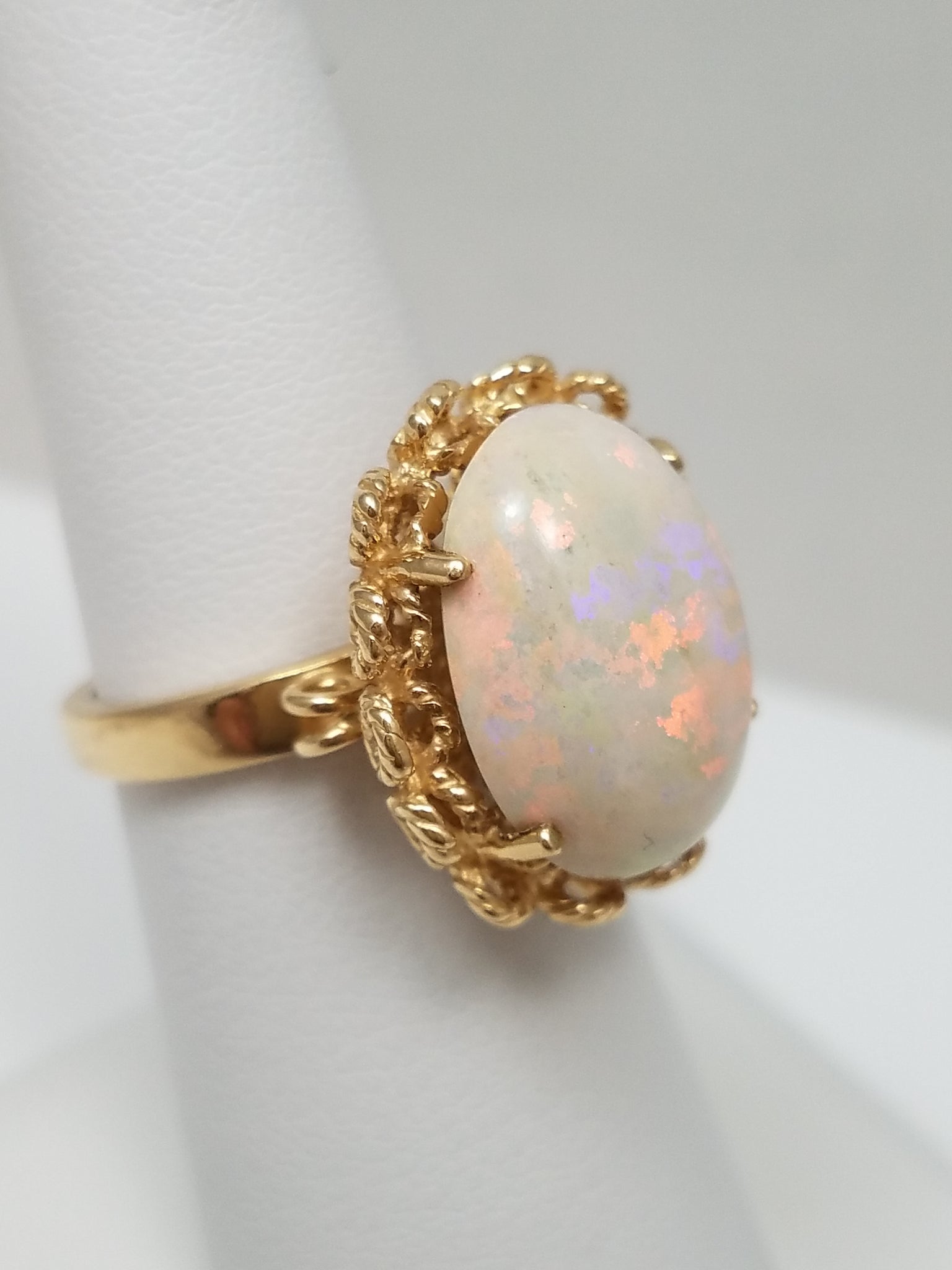 Elegant Vintage 14k Yellow Gold Natural Australian Opal Ring