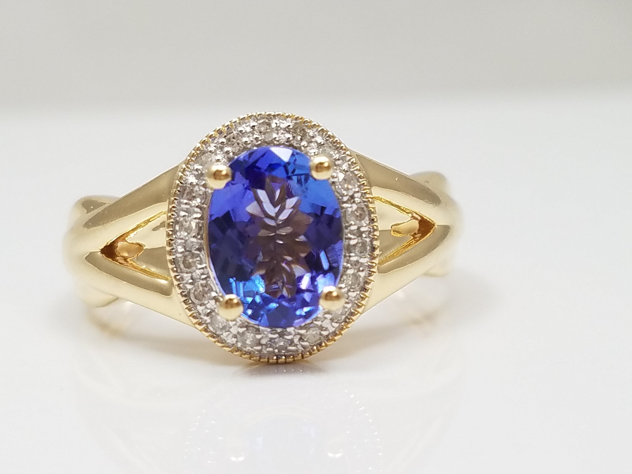 Tantalizing 14k Yellow Gold Natural Tanzanite Diamond Ring
