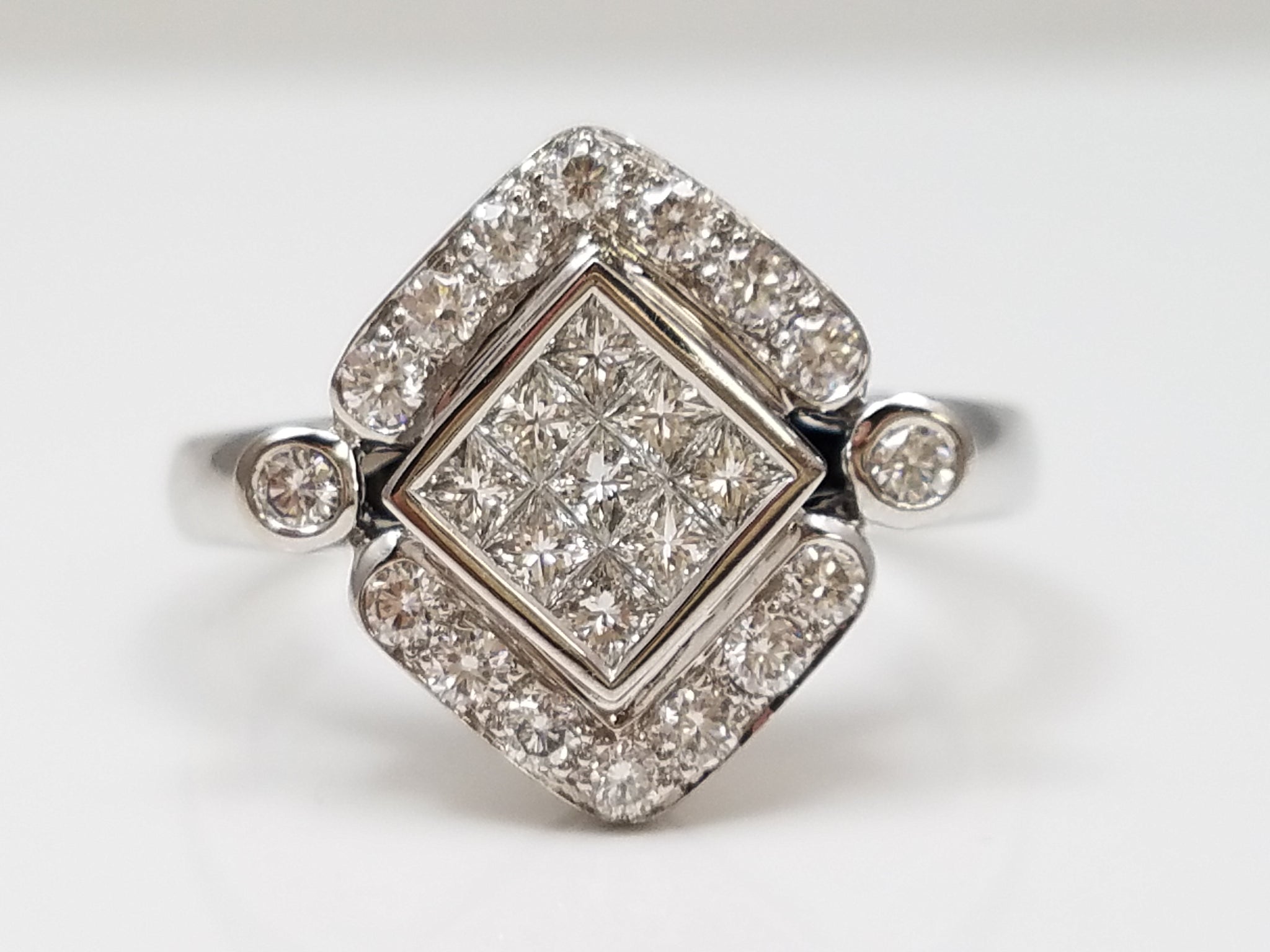Glamorous 18k White Gold Natural Diamond Ring