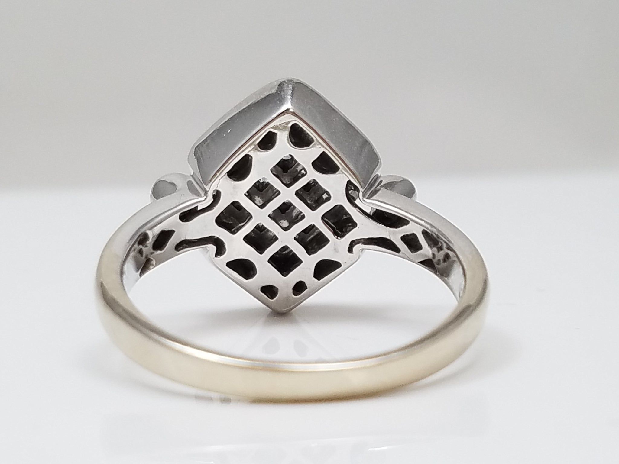 Glamorous 18k White Gold Natural Diamond Ring