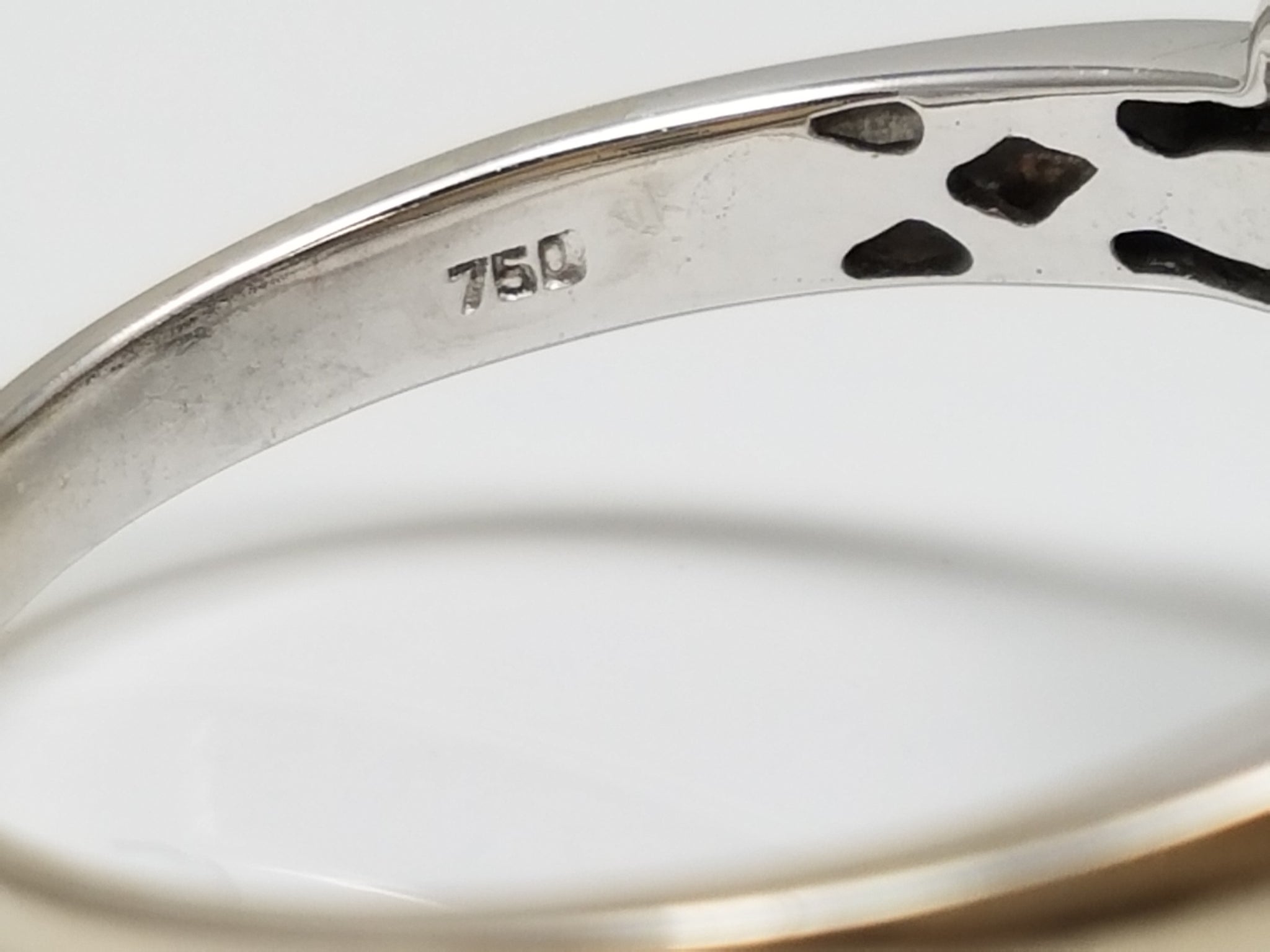 Glamorous 18k White Gold Natural Diamond Ring