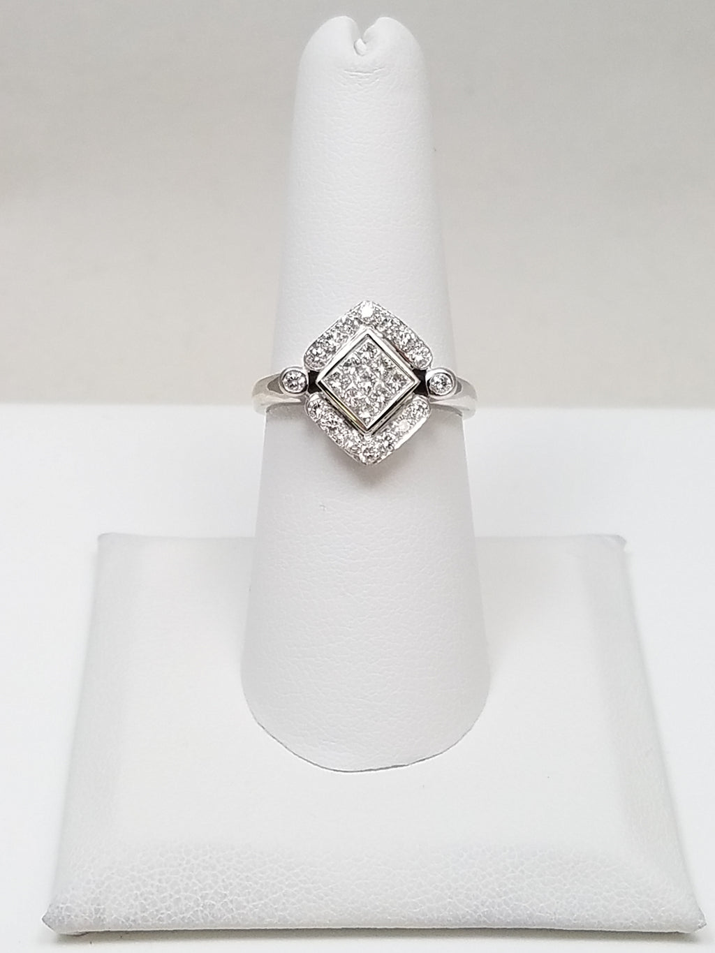 Glamorous 18k White Gold Natural Diamond Ring