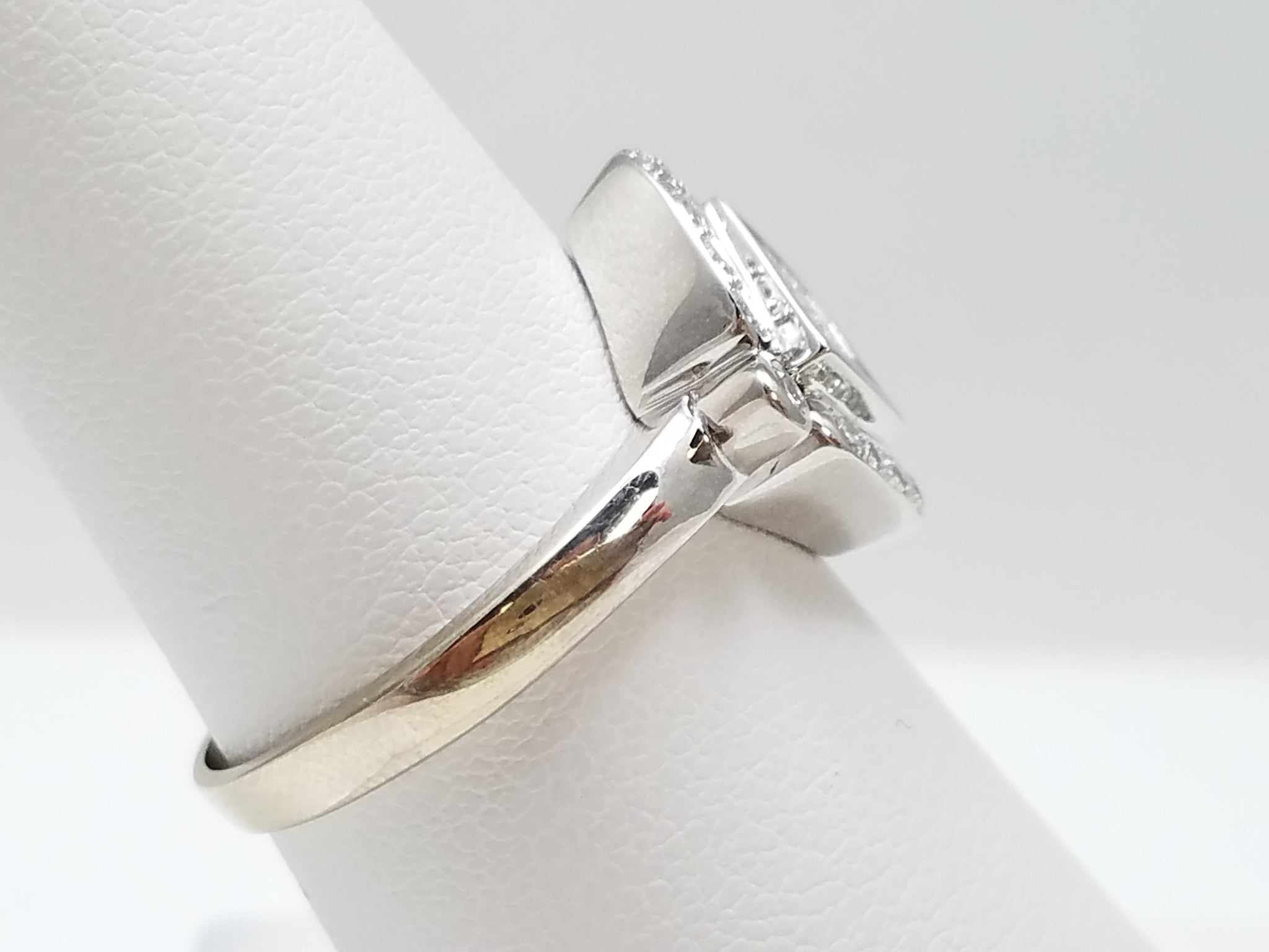 Glamorous 18k White Gold Natural Diamond Ring