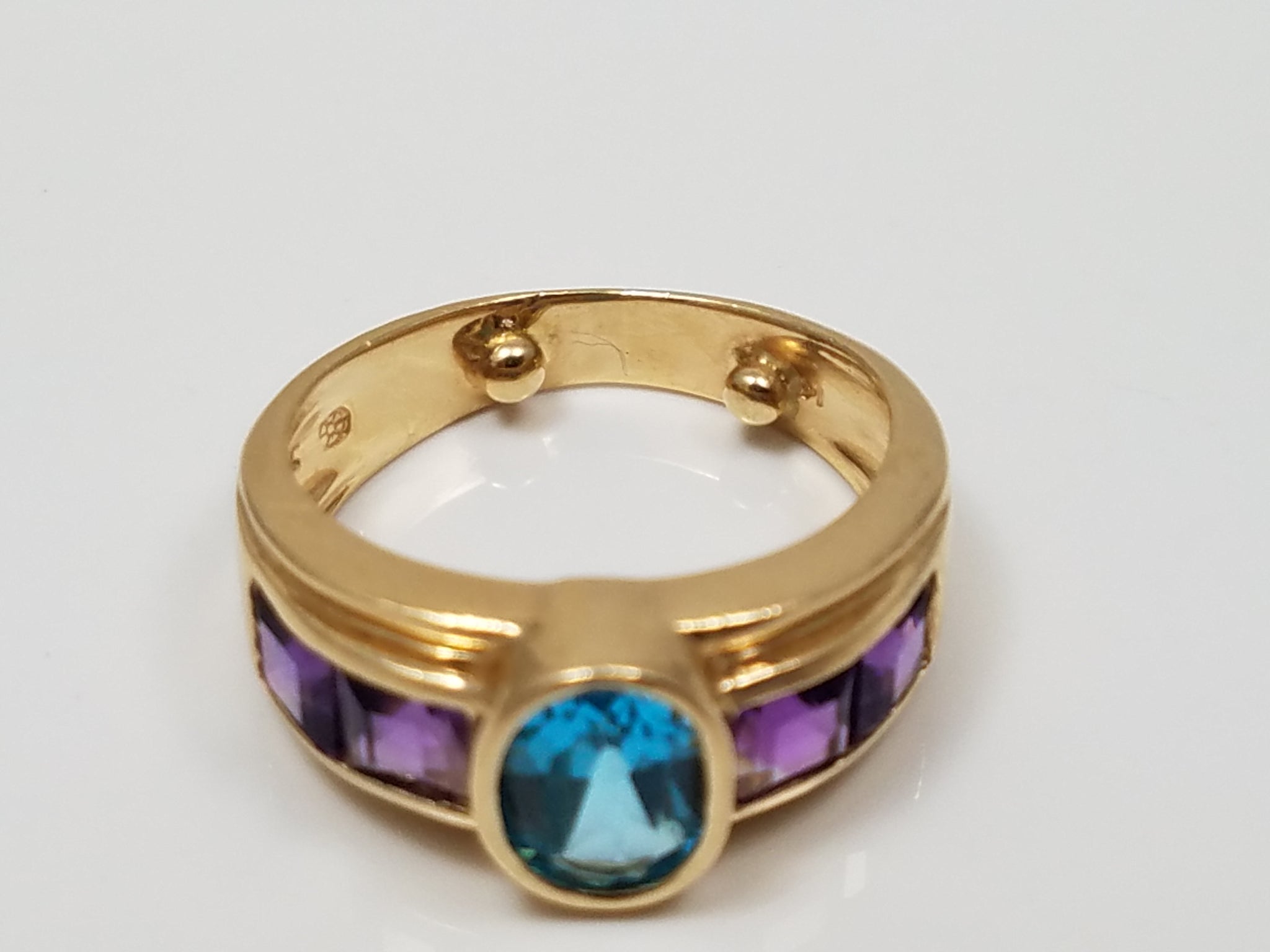 Gleaming 14k Yellow Gold Natural Blue Topaz Amethyst Ring