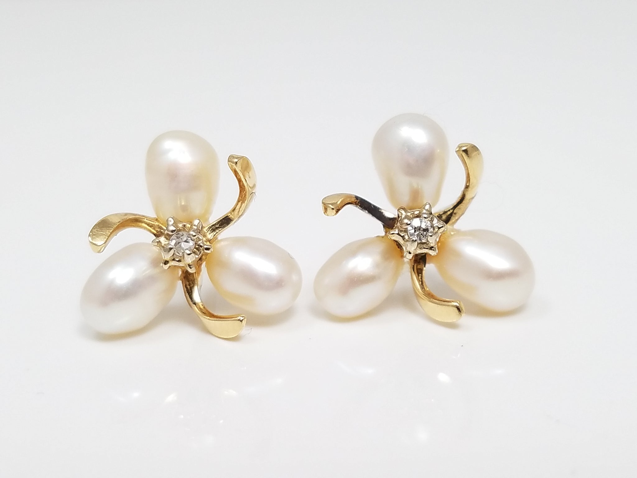 Elegant 14k Yellow Gold Cultured Pearl Natural Diamond Earrings