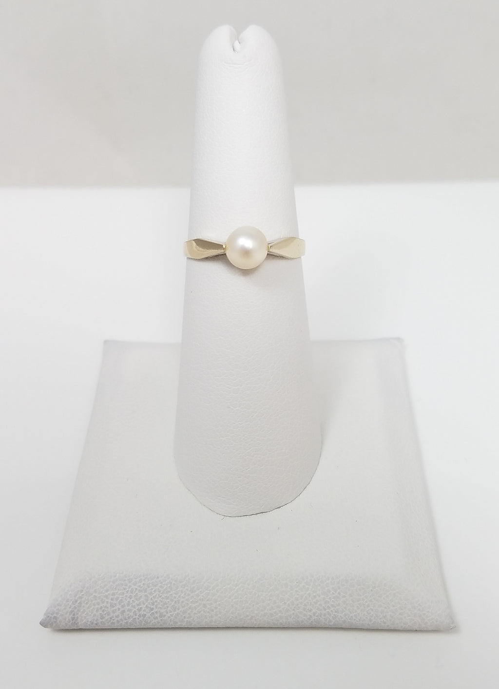Classic Vintage 18k White Gold Cultured Pearl Ring