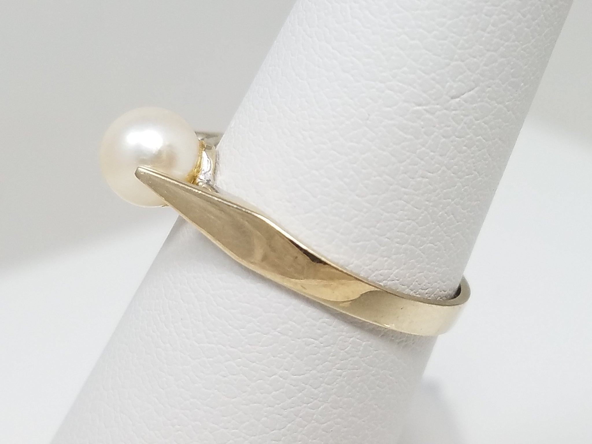 Classic Vintage 18k White Gold Cultured Pearl Ring