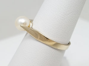Classic Vintage 18k White Gold Cultured Pearl Ring