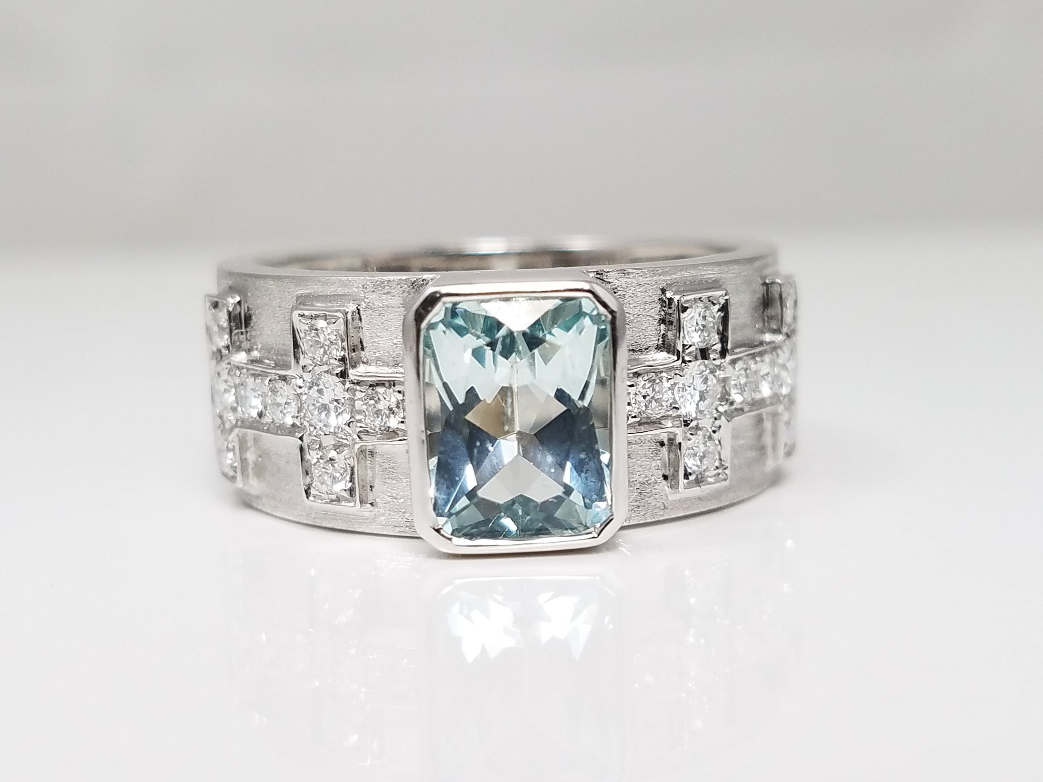 New! Dynamic 18k White Gold Natural Aquamarine Diamond Custom Ring