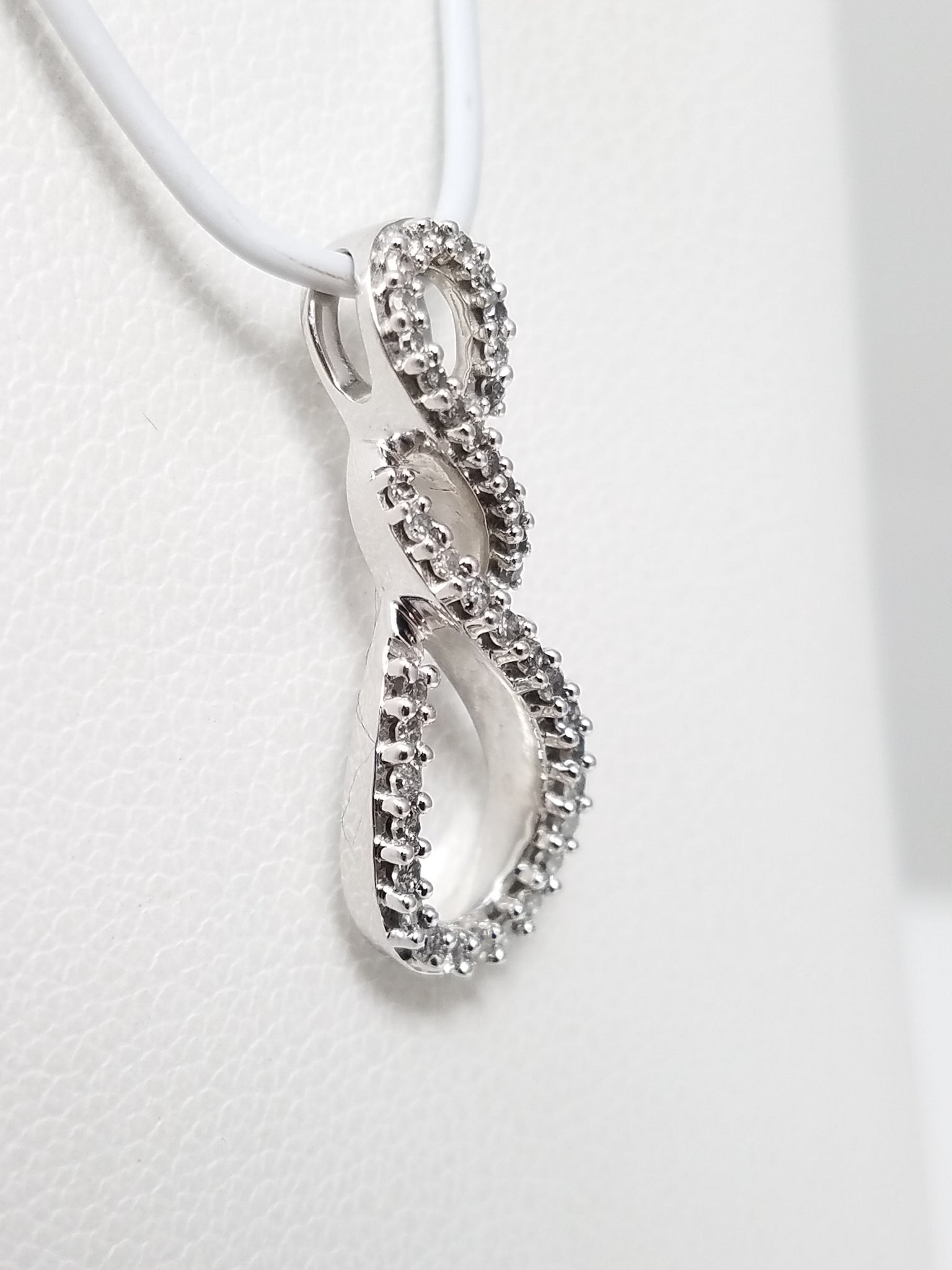 Cute 10k White Gold Natural Diamond Drop Pendant