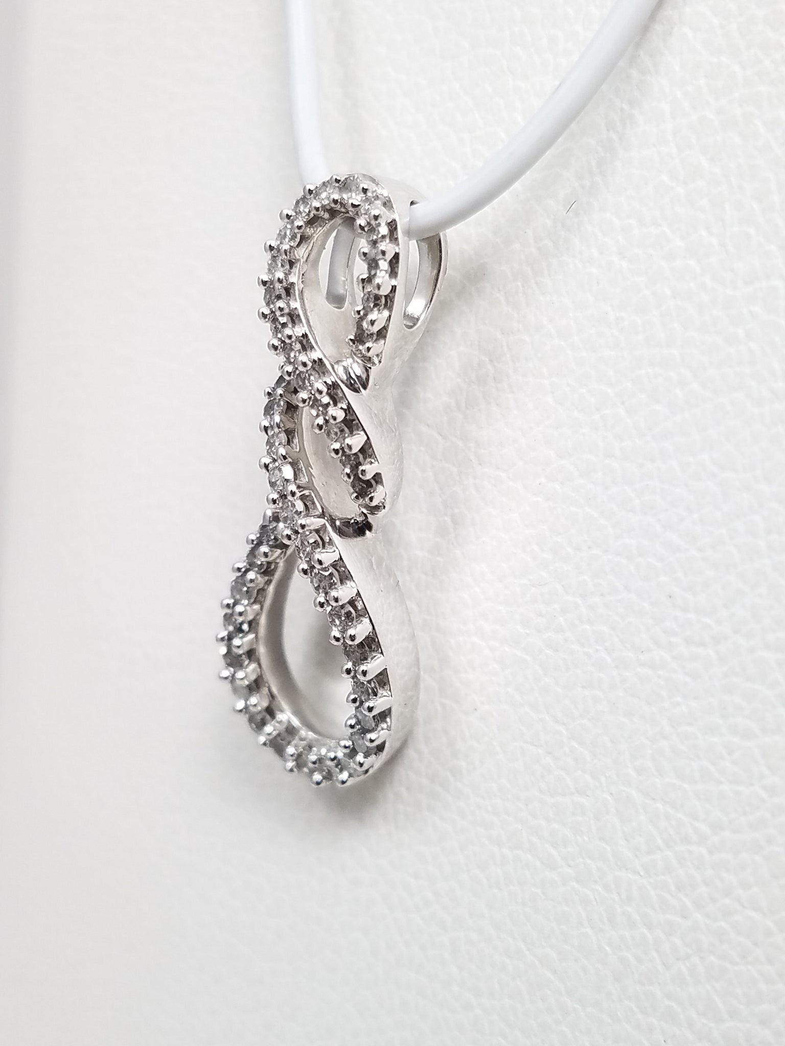 Cute 10k White Gold Natural Diamond Drop Pendant
