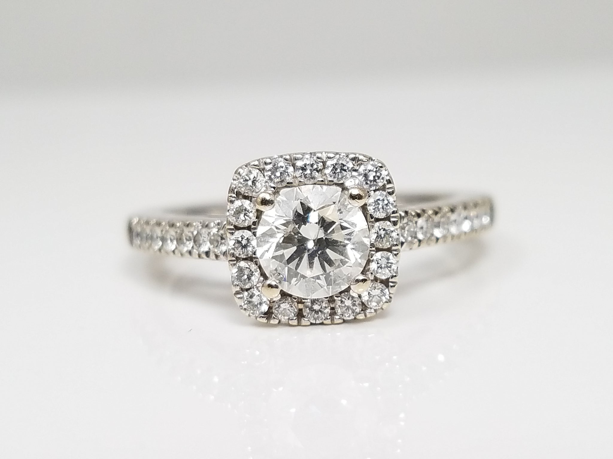 Luxurious 18k White Gold IGI Certified Natural Diamond Engagement Ring Set