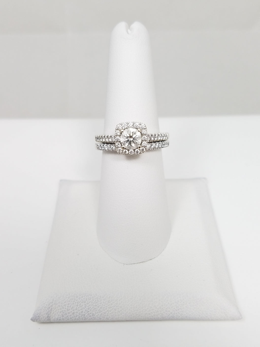 Luxurious 18k White Gold IGI Certified Natural Diamond Engagement Ring Set