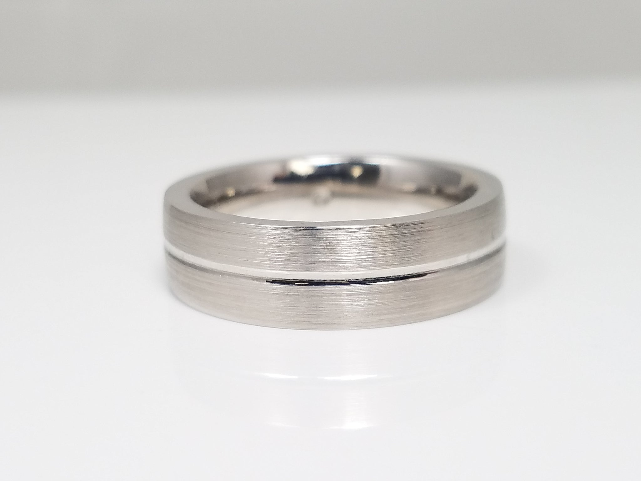 Chic Men's 18k White Gold Natural Diamond Comfort Fit Wedding Ring Band